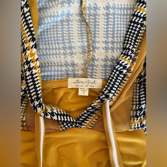 ULTRA FLIRT - Houndstooth mesh cutout long sleeve tee with hood - Picture 5 of 5